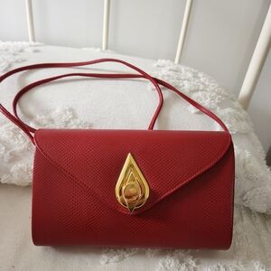 Ande Red Envelope Crossbody with Gold Teardrop Clasp.  Vintage 1980 Shell Design